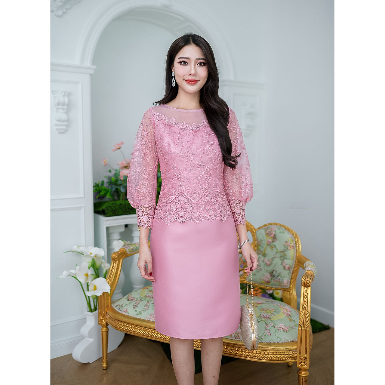 kudapy เดรสสั้นสีชมพู/สีฟ้า ผ้าไหมลูกไม้ทอลาย ช่วงแขนจะยาวเกือบถึงข้อมือ ดีไซน์ช่วงปลายแขนพองสวย และจั้มด้วยลูกไม้เเชิงผ้าแผ่นใหญ่