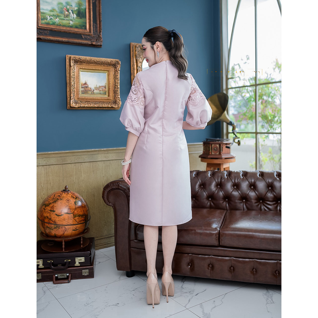 kudapy เดรสสั้นสีชมพูอ่อน/สีเหลืองทอง ผ้าไหมแขนบอลลูน ทรงแขนยอดนิยม รอบคอแต่งลูกไม้สวยหวาน ช่วงแขนด้านบนต่อผ้าลูกไม้สลับผ้าไหม