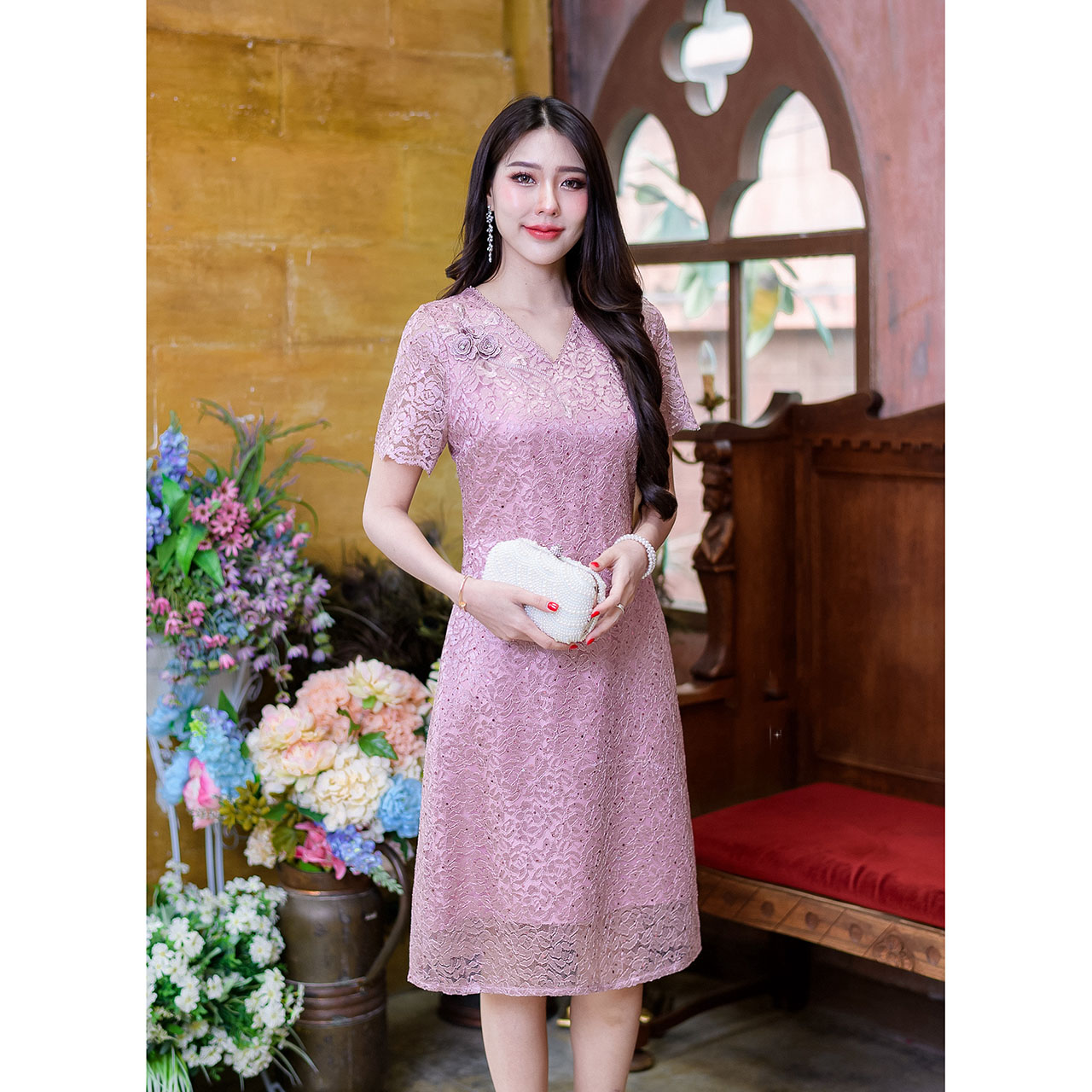 kudapy เดรสสั้นสีแดง/สีชมพู ผ้าลูกไม้ลายกุหลาบ ดีไซน์ทรงแขนสั้น เป็นทรงใส่ง่ายได้ทุกโอกาส หน้าอกตกแต่งดอกไม้