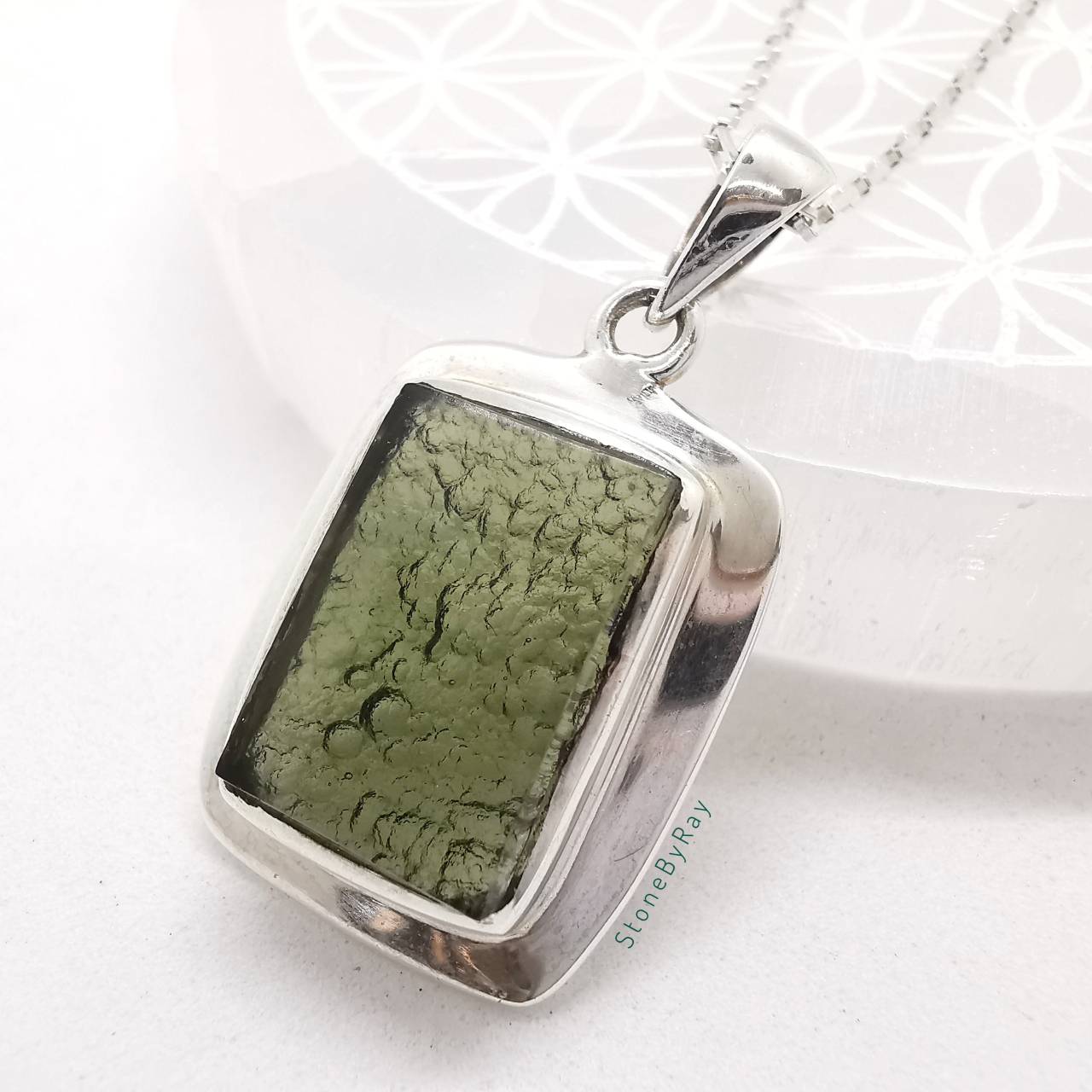 สร้อยคอเงินจี้สะเก็ดดาวโมดาไวท์ Moldavite