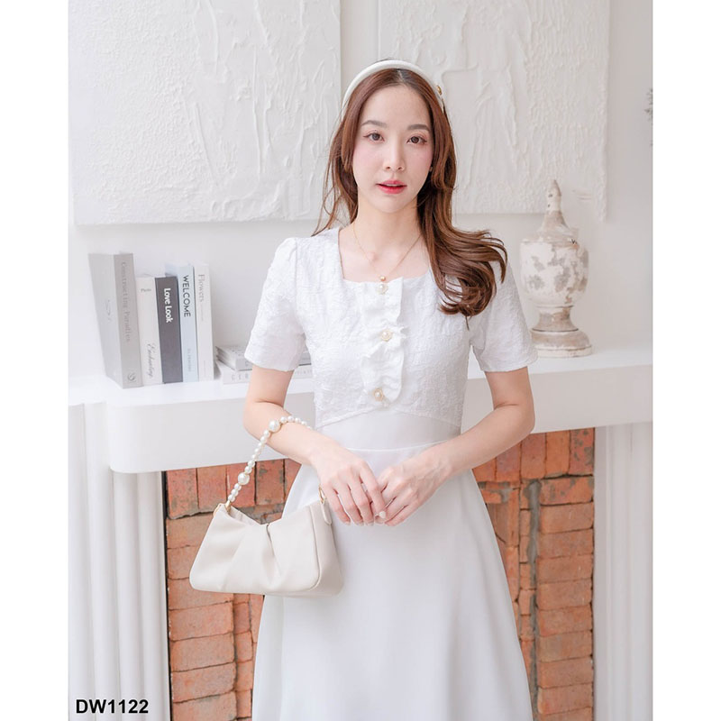 kudapy เดรสสั้นสีน้ำตาล/สีขาว/สีเขียว/สีชมพูแต่งผ้านู้นลายดอกไม้ ที่อกพร้อมกระดุมแต่ง เรียบหรู