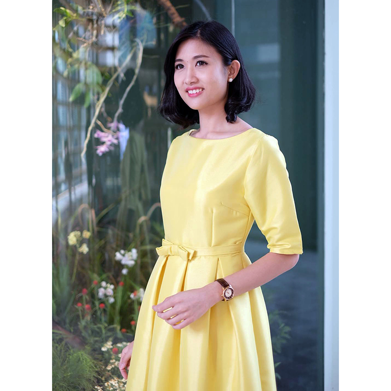 kudapy เดรสสั้นสีเหลือง/โอรสอ่อน/ฟ้า แขนสามส่วน เอวด้านหน้าเย็บแต่งโบว์ กระโปรงจับจีบรอบตัว