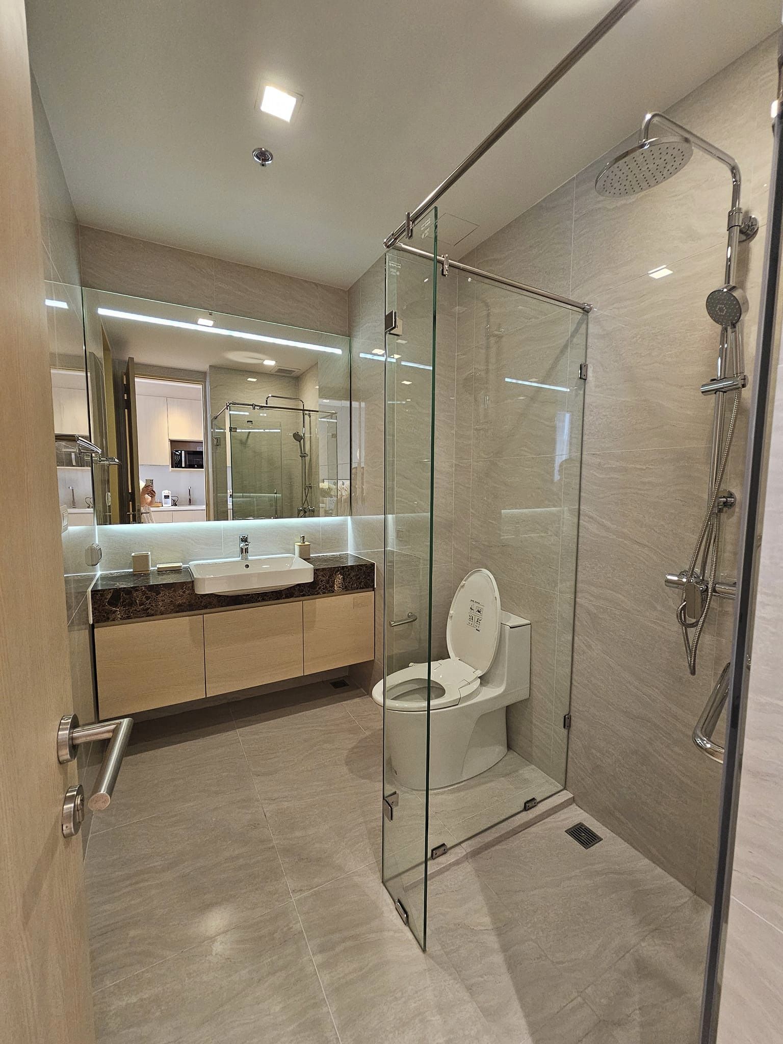 สนใจชมห้องติดต่อได้เลย Line ID: Smile-easy ปล่อยเช่าคอนโด NOBLE STATE 39 (โนเบิล สเตท 39) - 1ห้องนอน 1ห้องน้ำ 1ห้องนั่งเล่น - ใกล้ BTS พร้อมพงษ์ - ขนาดห้อง 30 ตรม. ชั้น 19