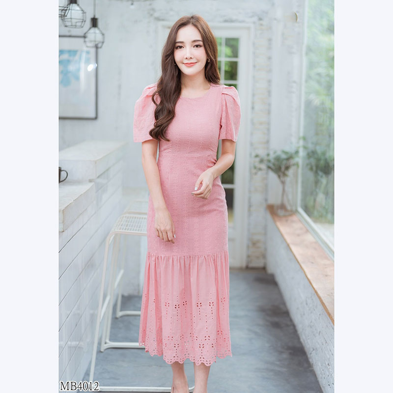 kudapy เดรสยาวคอกว้างสีชมพู แขนพองจั้มจับจีบ ผ้าฉลุเกาหลีสวยน่ารักดูดีมากๆ