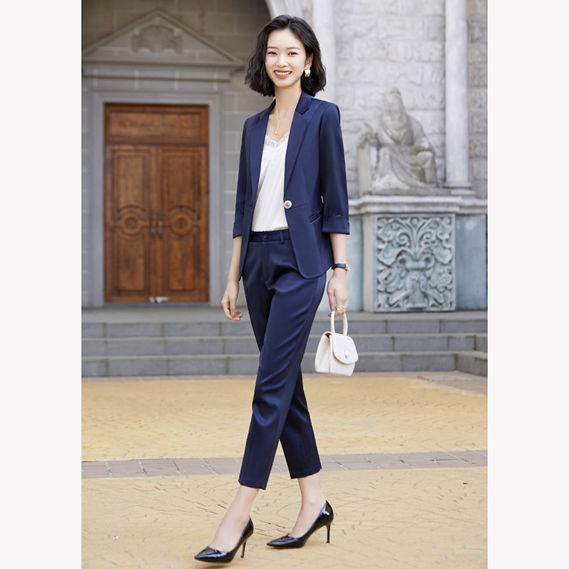 kudapy ชุดสูททำงานผู้หญิงสีชมพู/สีกรมเข้ม ปกป้านแขนห้าส่วนพร้อมกางเกง จุดเด่นของชุดนี้คือได้ลุคที่สดใส