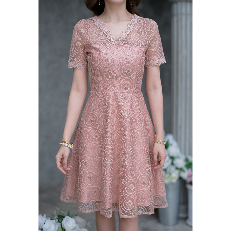 kudapy เดรสสีชมพูนู้ดเข้ม/สีฟ้า ผ้าลูกไม้ปักเลื่อม ผ้าสวยมาก ตัวปักเลื่อมจะปักเป็นสีเดียวกับสีผ้า ดีเทลแต่งลูกไม้ช่วงคอวี และรอบแขน ทรงสวยเรียบๆ