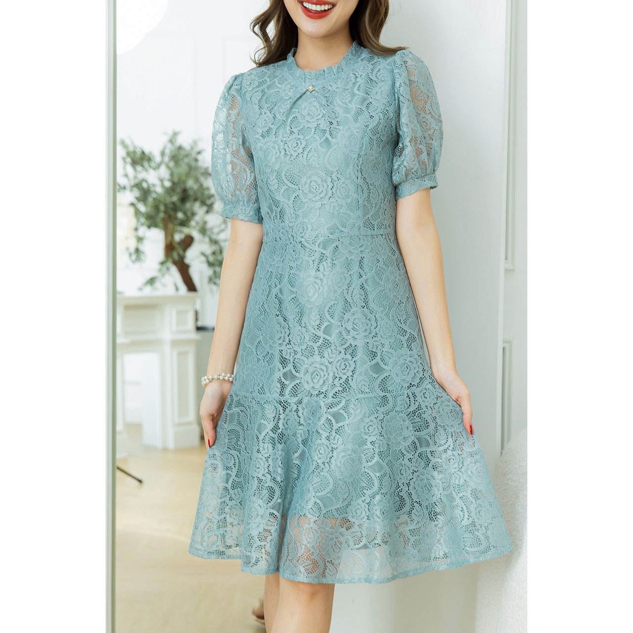 kudapy เดรสสั้นสีแดง/สีเขียว ลูกไม้เป็นผ้าลูกไม้ ทรงคอจีบแต่งจิวเวลรี่ แขนพองกำลังสวย ระบายชายกระโปรง สวยเรียบ