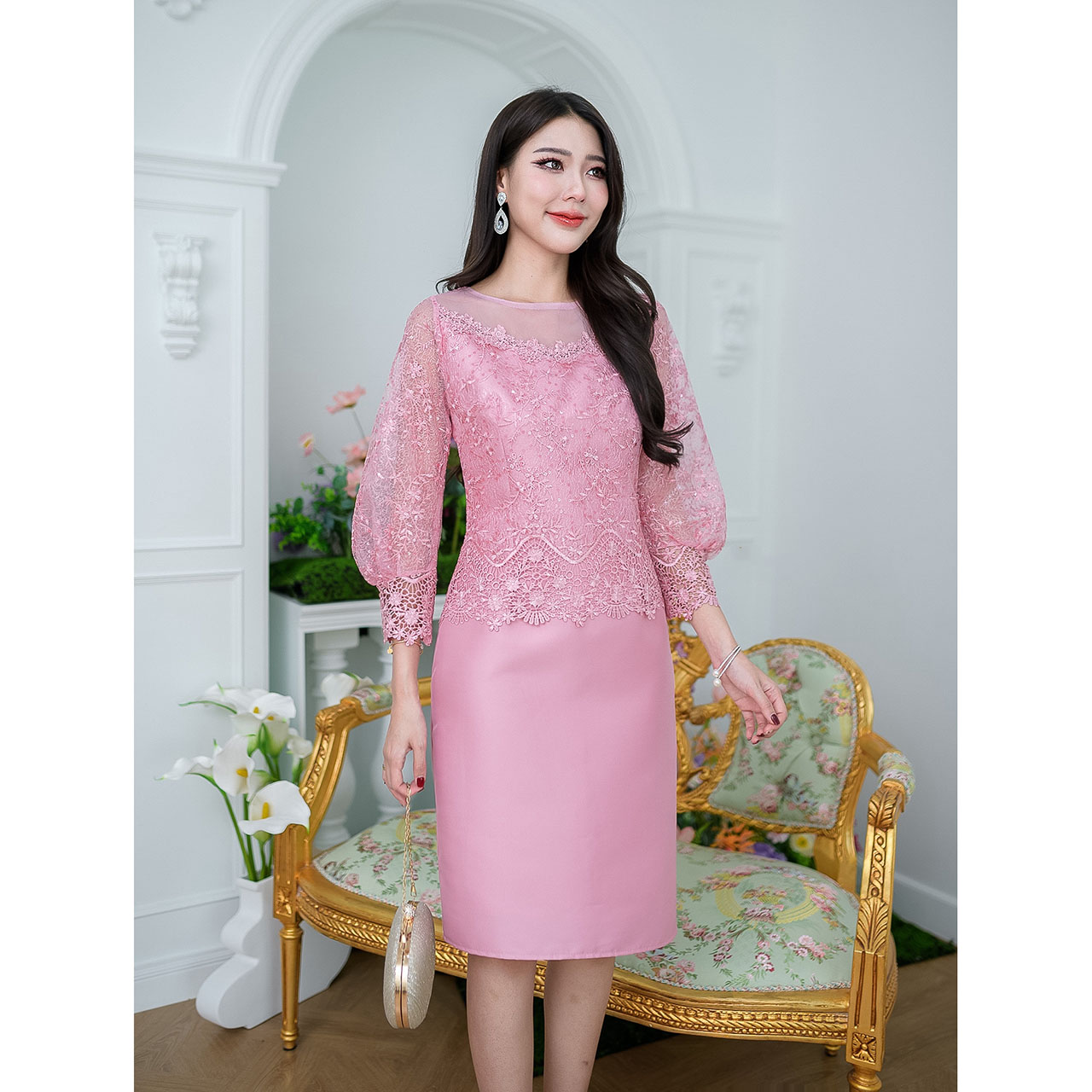 kudapy เดรสสั้นสีชมพู/สีฟ้า ผ้าไหมลูกไม้ทอลาย ช่วงแขนจะยาวเกือบถึงข้อมือ ดีไซน์ช่วงปลายแขนพองสวย และจั้มด้วยลูกไม้เเชิงผ้าแผ่นใหญ่