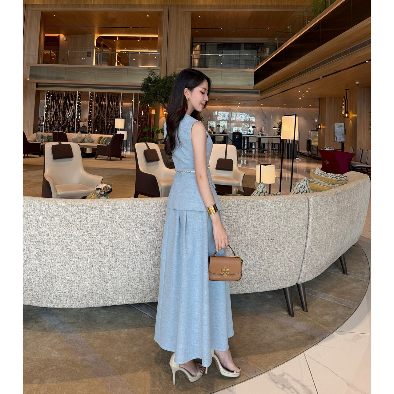 kudapy ชุดเซ็ทเสื้อแขนกุดทรงเข้ารูปแต่งกระดุมปั้ม พร้อมกับกระโปรงยาวเย็บจับจีบเอวสูง ซับในเป็นผ้าซาตินอย่างดี