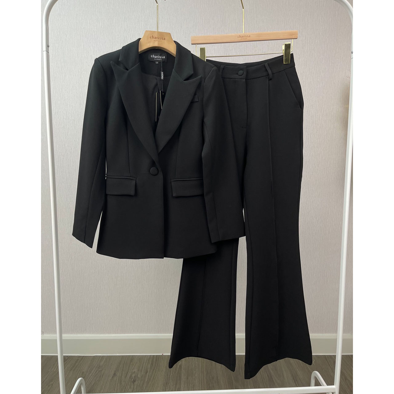 kudapy setsuit เสื้อ+กางเกง ตัวเสื้อออกแบบให้มีกระดุมปั้มผ้าเดียวกับสูท 1 เม็ดติดได้จริง กระเป๋าจริง มีซับในทั้งตัว