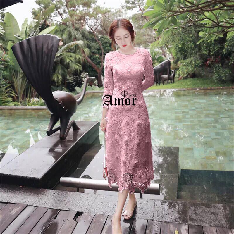 kudapy เดรสยาวผ้าลูกไม้3Dสีขาว/สีชมพู แขนยาวสามส่วน งานมีซับใน ซิบหลังอย่างดี ลูกไม้เนื้อนิ่มทรงเข้ารูปใส่สบาย