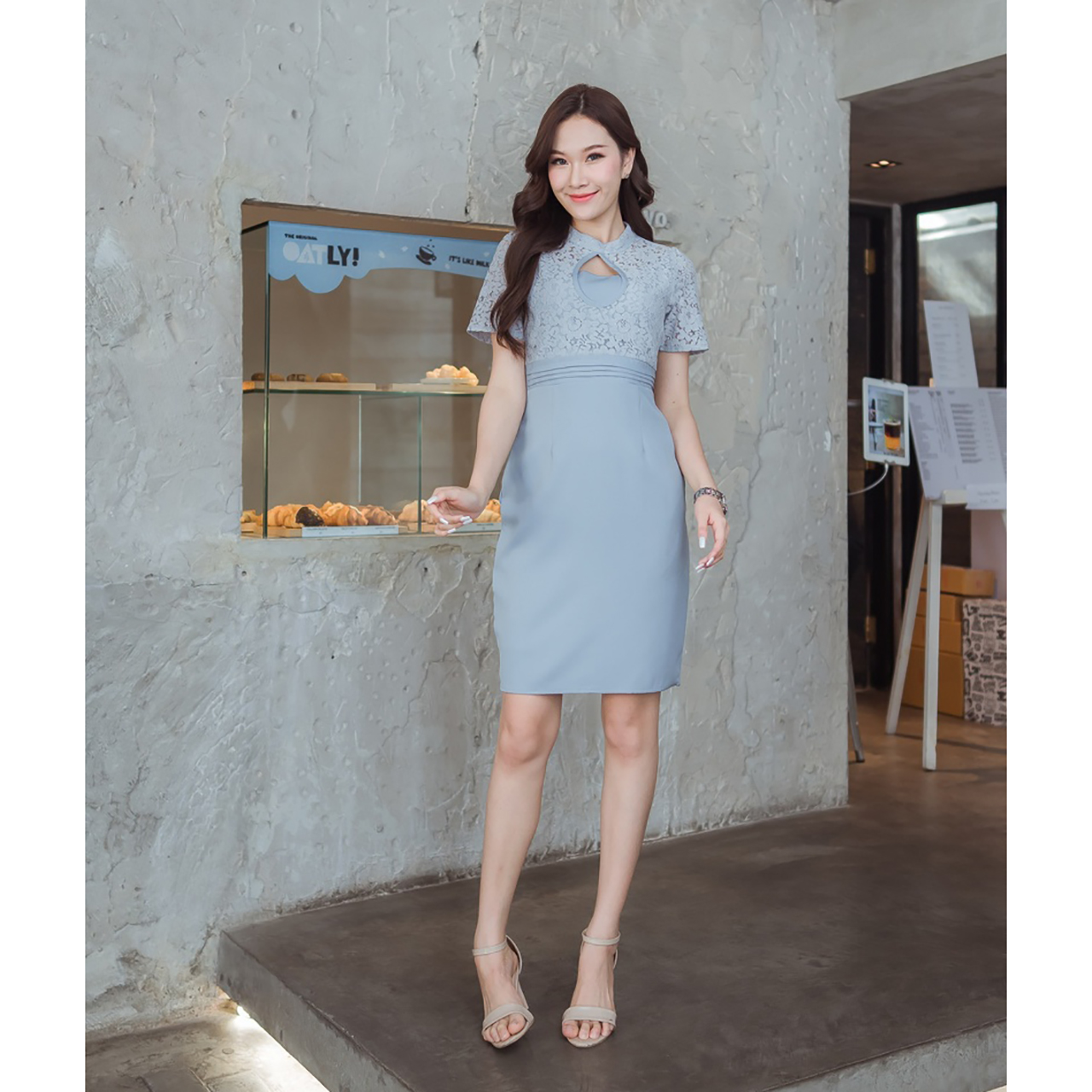 kudapy เดรสสั้นสีฟ้า สีครีม สีชมพู เว้าช่วงอก คอกลมแต่งผ้าระบายลายดอก ทรงสวย เป็นงานซิปหลัง