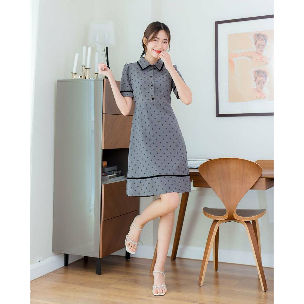 kudapy เดรสสั้นสีเทา/สีแดง/สีน้ำตาล ทรงบานผ้าลูกฟูกตัดขอบดำ