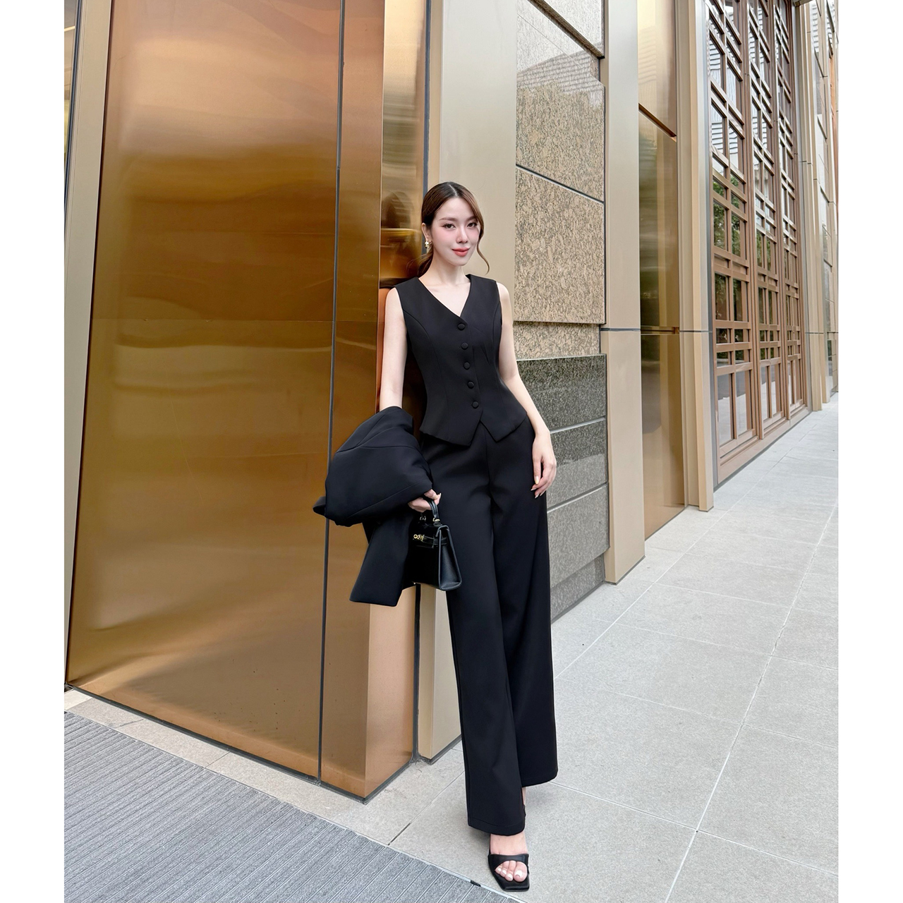 kudapy เซทเสื้อสูท+กางเกง+เสื้อเวส เป็นเซ็ทสูท ทรงโอเวอร์ไซส์นิดๆ แต่งกระดุมจริงด้านหน้า กระเป๋าจริง มีซับในทั้งตัว