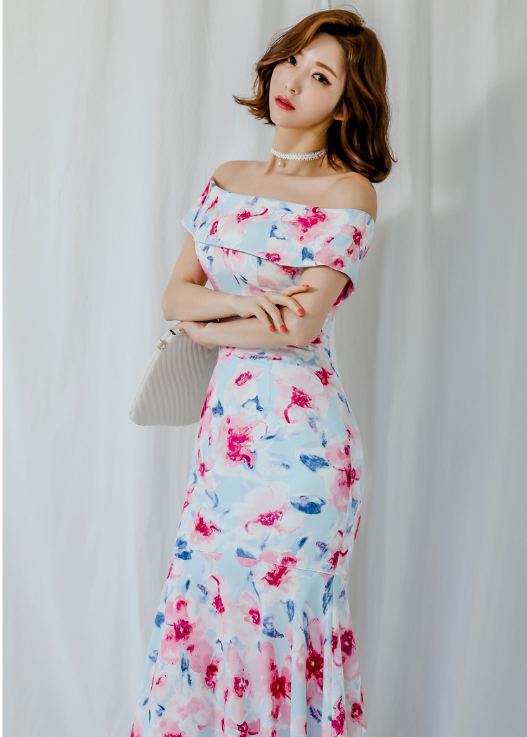 ชุดเดรสออกงานโทนฟ้า เดรสเปิดไหล่ทรงเข้ารูป ผ้าโพลีเอสเตอร์ผสม พื้นสีฟ้า พิมพ์ลายดอกไม้โทนสีชมพูแดง