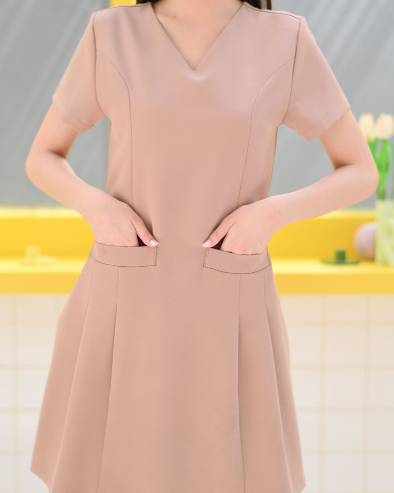 kudapy เดรสแขนสั้นคอวี ดีไซน์กระเป๋าหน้าจับจีบทวิสเพิ่มกิมมิคความน่ารัก แต่ยังคงเน้นความใส่สบาย เนื้อผ้าหนานุ่มมีน้ำหนัก