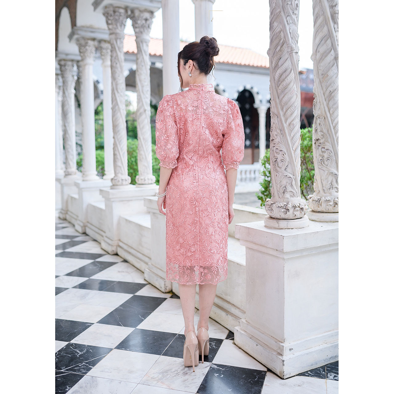 kudapy เดรสสั้นสีเหลืองทอง/สีโอรส ทรงสวยหรูหรา เดรสสไตล์กูตูร์ สวยสง่า ผ้าลูกไม้ใยบวบแต่งเลื่อมทั้งชุด งานผ้าสวยลายดอกชัด