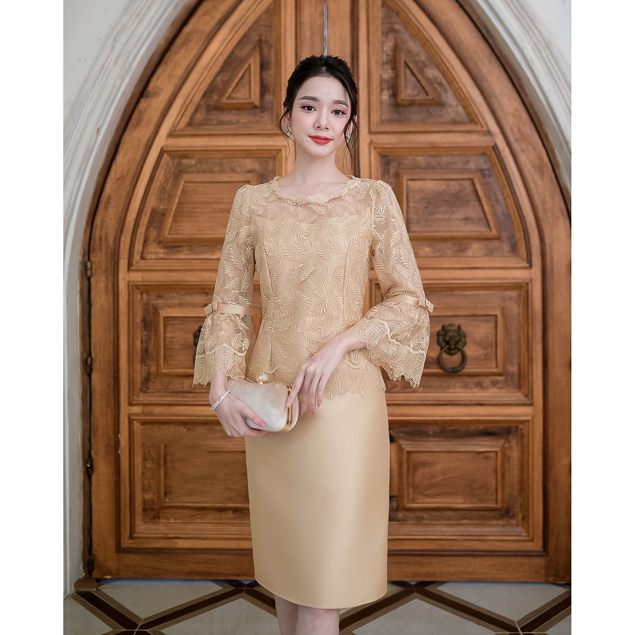 kudapy เดรสสั้นสีทูโทน(ชมพูอ่อน/ขาว)/สีชมพู/สีเหลืองทอง ผ้าไหมแขนยาวระบาย เป็นงานผ้าตาข่ายปักลาย ลายเรียบหรูลายใบไม้เรียงรายสวยงาม