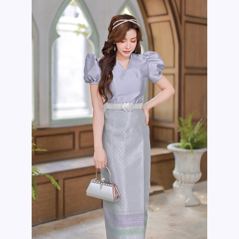 kudapy ชุดไทยผ้าไหมสีเทาสวยหรู จีบไหล่ยกตั้งขึ้น มีซิปซ่อนหลัง ตัดเย็บด้วยผ้าไหมอิตาลีอัดกาว มาพร้อมกับผ้าถุงไหมกวินตราทอเครื่อง ลายไทย