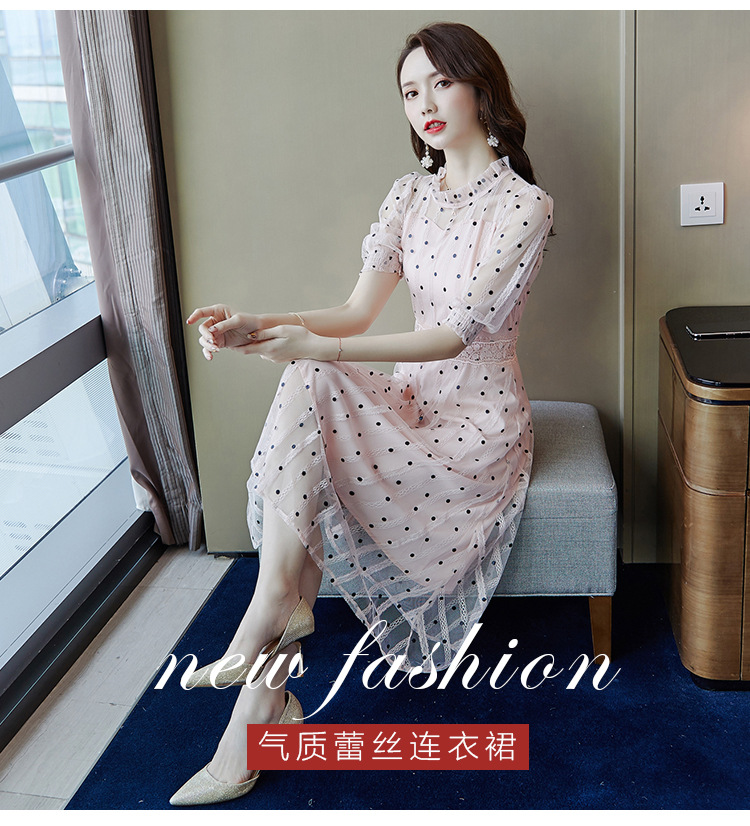 ชุดเดรสผ้าลูกไม้สีชมพูอ่อน พิมพ์ลายจุดเล็กๆๆสีดำ แขนเสื้อยาวสามส่วน ปลายแขนเสื้อสม๊อก ยืดจั๊ม 2XL