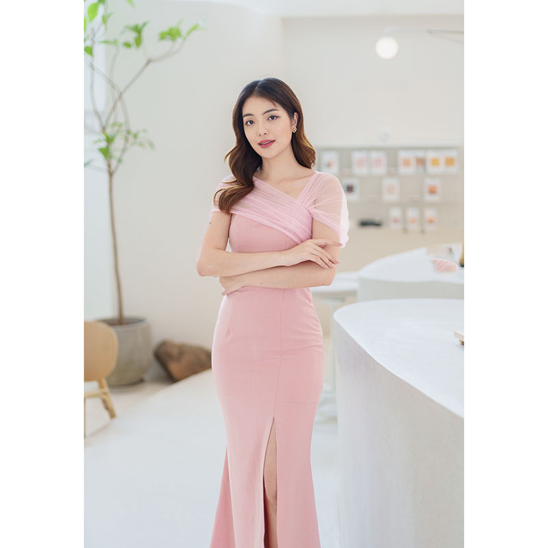 kudapy เดรสยาวสีน้ำตามอิฐ/ส้มอิฐ/สสีแดง/สีชมพู/สีกรม สไตล์เรียบหรูดูแพง ไหล่แต่งผ้าซีทรู กระโปรงยาวผ่าหน้า เหมาะสำหรับใส่เป็นชุดราตรี ชุดไปงานแต่งงาน ชุดเพื่อนเจ้าสาว