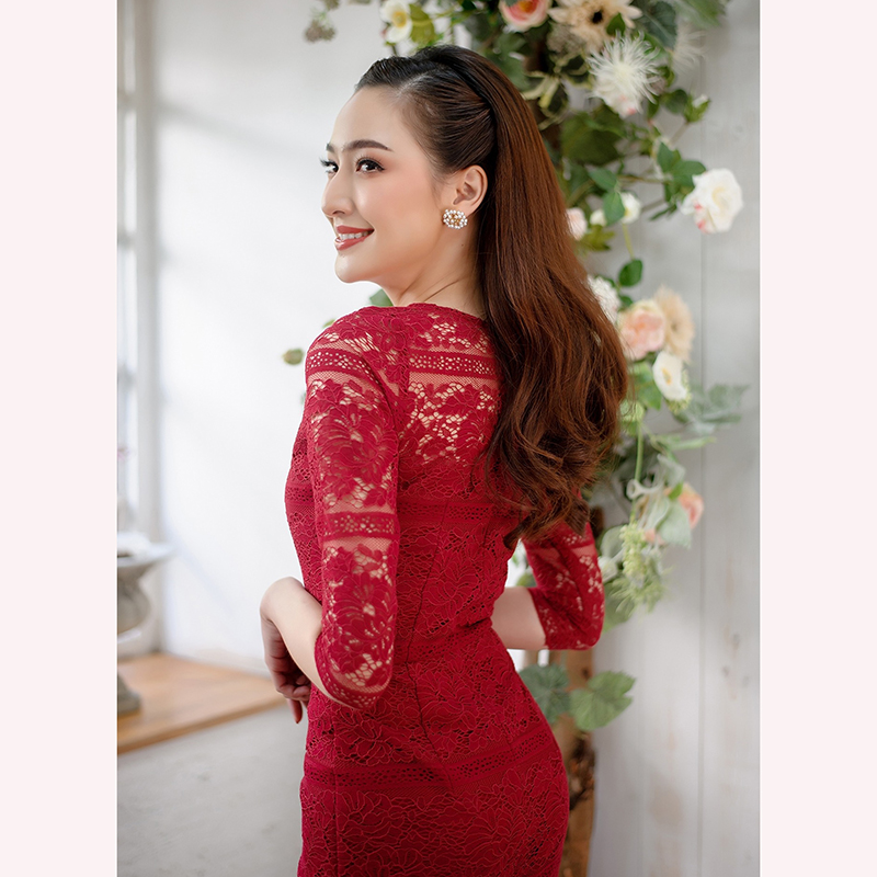 kudapy เดรสสั้นสีแดง/สีขาว/สีเทา ซับใน ลายดอกไม้สลับลายขวาง คอปาด แขนสี่ส่วน กระโปรงเข้ารูปทรงสอบ สวยแพงคลาสสิคสุดๆ