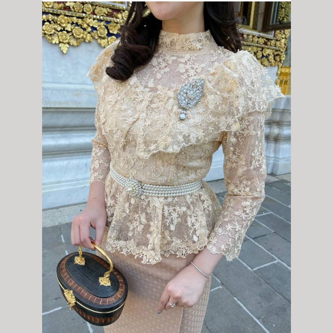 kudapy เสื้อลูกไม้ใยบวบปักเลื่อมสีชมพู สีขาว สีทอง งานเกรดคุณภาพ สวมใส่แมทออกงาน ทำบุญงานพิธีต่างๆ **เฉพาะเสื้อ**