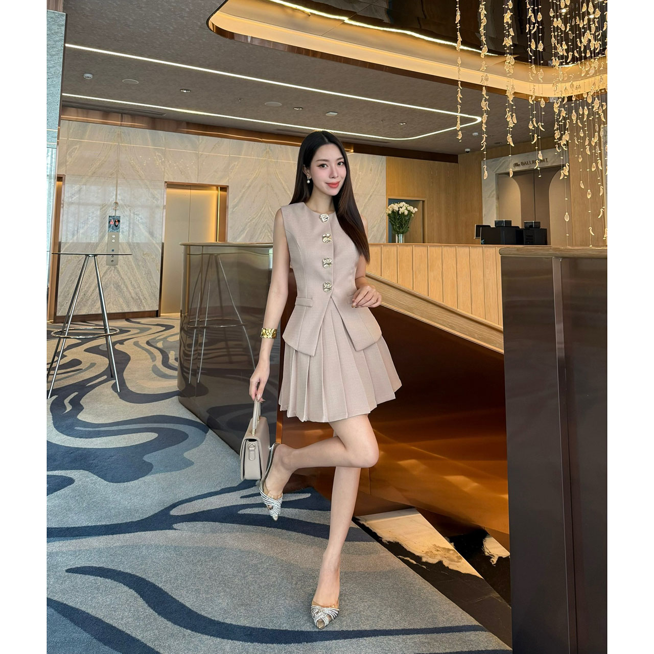 kudapy set เสื้อแขนกุด แต่งกระดุมสีทองเม็ดใหญ่ด้านหน้า(กระดุมทองเย็บติด ด้านใน มาพร้อมกับกระโปรงแต่งจีบ