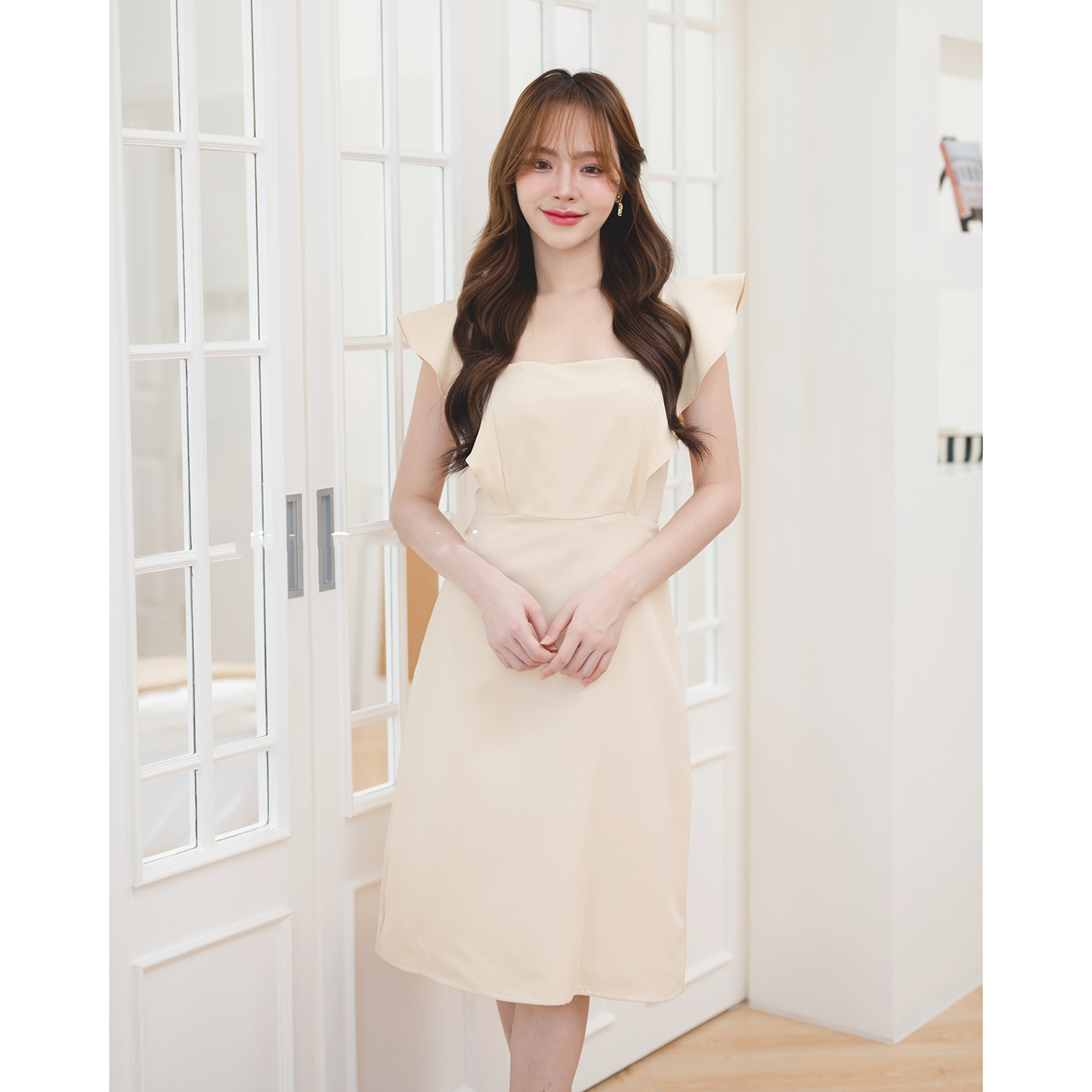 kudapy เดรสทรงคอเหลี่ยม ช่วงกระโปรงเป็นทรงเอ ช่วยsafeสาวๆที่มีสะโพกได้ดี ความยาวแบบคลุมเข่าพอดี