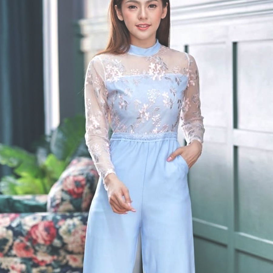 kudapy จั้มสูทขายาวสีฟ้าสดใส ดีเทลด้านบนเป็นมุ้งดอกแขนยาว แอบเซ็กซี่เบาๆ มีกระเป๋าด้านข้างน้า ล้วงกันเท่ๆเก๋ๆ เข้ากันกับจั๊มสุดดด ทรงนี้ขายดี ปังเว่อร์ ชุดก็สีสวยมาก