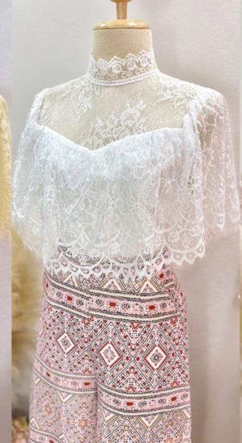 kudapy เซท 2ชิ้น เซตเสื้อลูกไม้แต่งระบายสีขาว,สีชมพู+กางเกงขาบานยาวพิมพ์ลายไทย