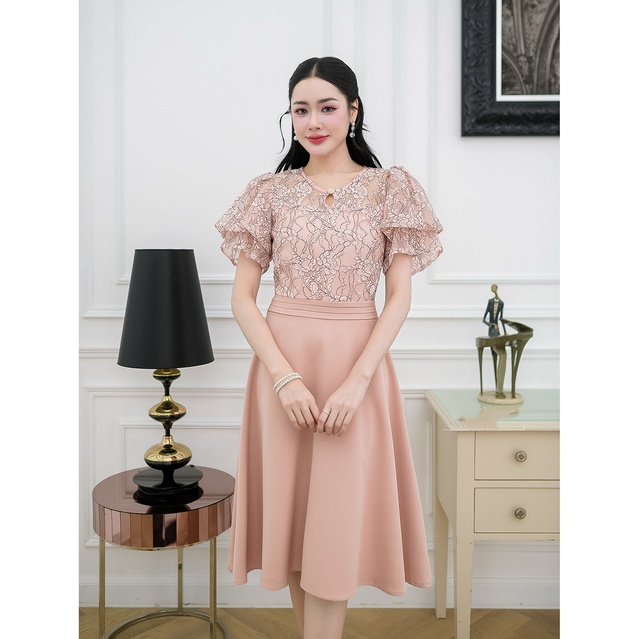 kudapy เดรสสั้นผ้าลูกไม้ ดีไซน์ด้านบนตัวเสื้อน่ารักมากเป็นทรงแขนระบาย ช่วงเอวตีเกร็ดแบบสวยยอดนิยมใส่แล้วดูมีเอว