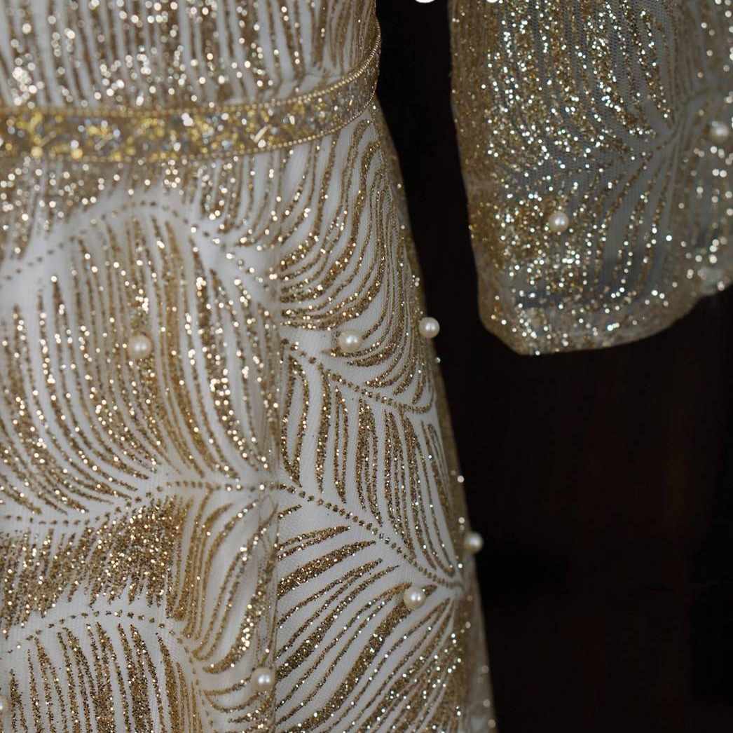 kudapy เดรสยาวออกงานตอกมุก ใช้ผ้าเนื้อดีประกายทอง ลายขนนก คอวี สีทอง งานสวยมาก