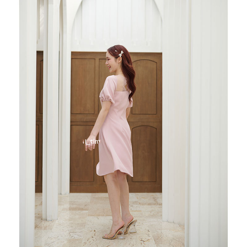 kudapy เดรสสั้นสีชมพู/สีครีม ช่วงเสื้อเป็นคอเหลี่ยมใส่แล้วช่วยให้ดูเพรียว แต่งด้วยผ้าซีทรู ทำให้ดูไม่โป้เกินไป ช่วงอกและเพิ่มดีเทลน่ารักทำคัตติ้งเลเยอร์