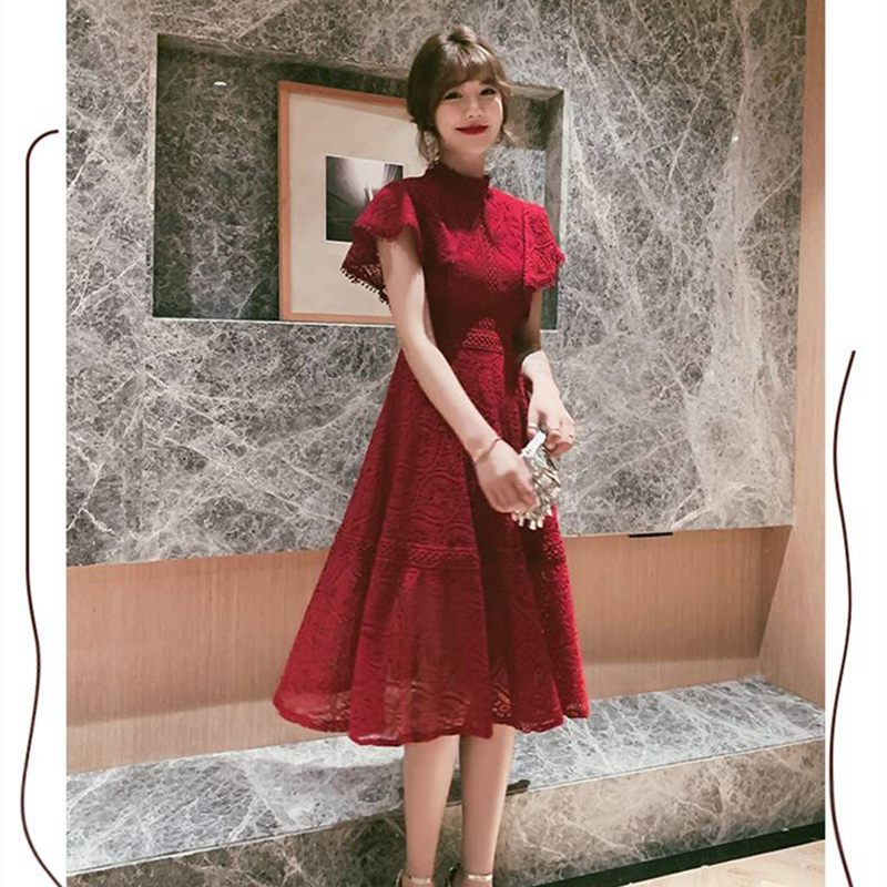 kudapy ชุดแม็กซี่เดรสยาวผ้าลูกไม้สีขาว/สีไวน์แดง เดรสคอตั้งแต่งระบายแขนทั้งสองข้าง ทรงระบายผ้าทิ้งตัวทรงสวยตามแบบ