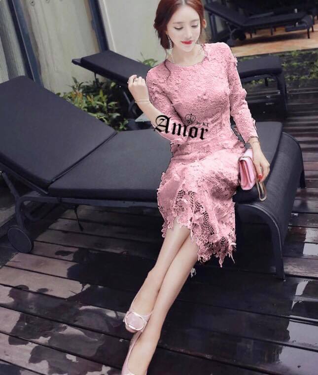 kudapy เดรสยาวผ้าลูกไม้3Dสีขาว/สีชมพู แขนยาวสามส่วน งานมีซับใน ซิบหลังอย่างดี ลูกไม้เนื้อนิ่มทรงเข้ารูปใส่สบาย