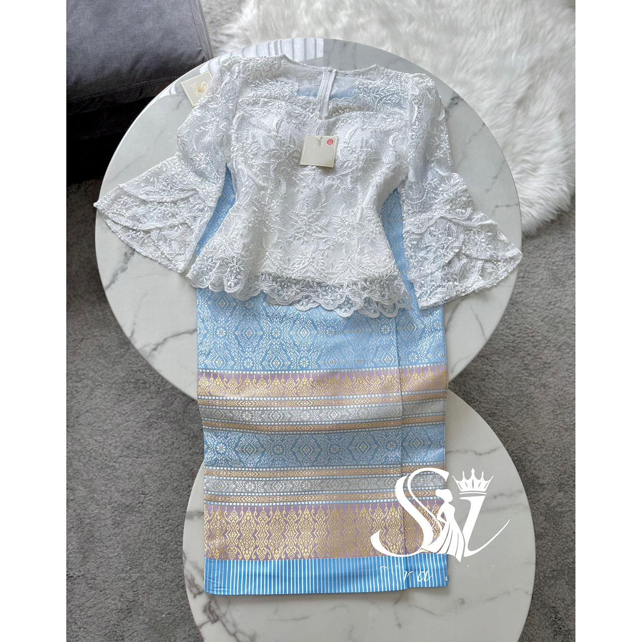 kudapy ชุดเซ็ทลูกไม้ใยบวบพรีเมี่ยม คอวี แขนกระดิ่ง มีซับในสองชั้นเย็บกุ่นขอบซ่อนตะเข็บ ผ้าถุงสำเร็จรูป ผ้าไหมทอลาย