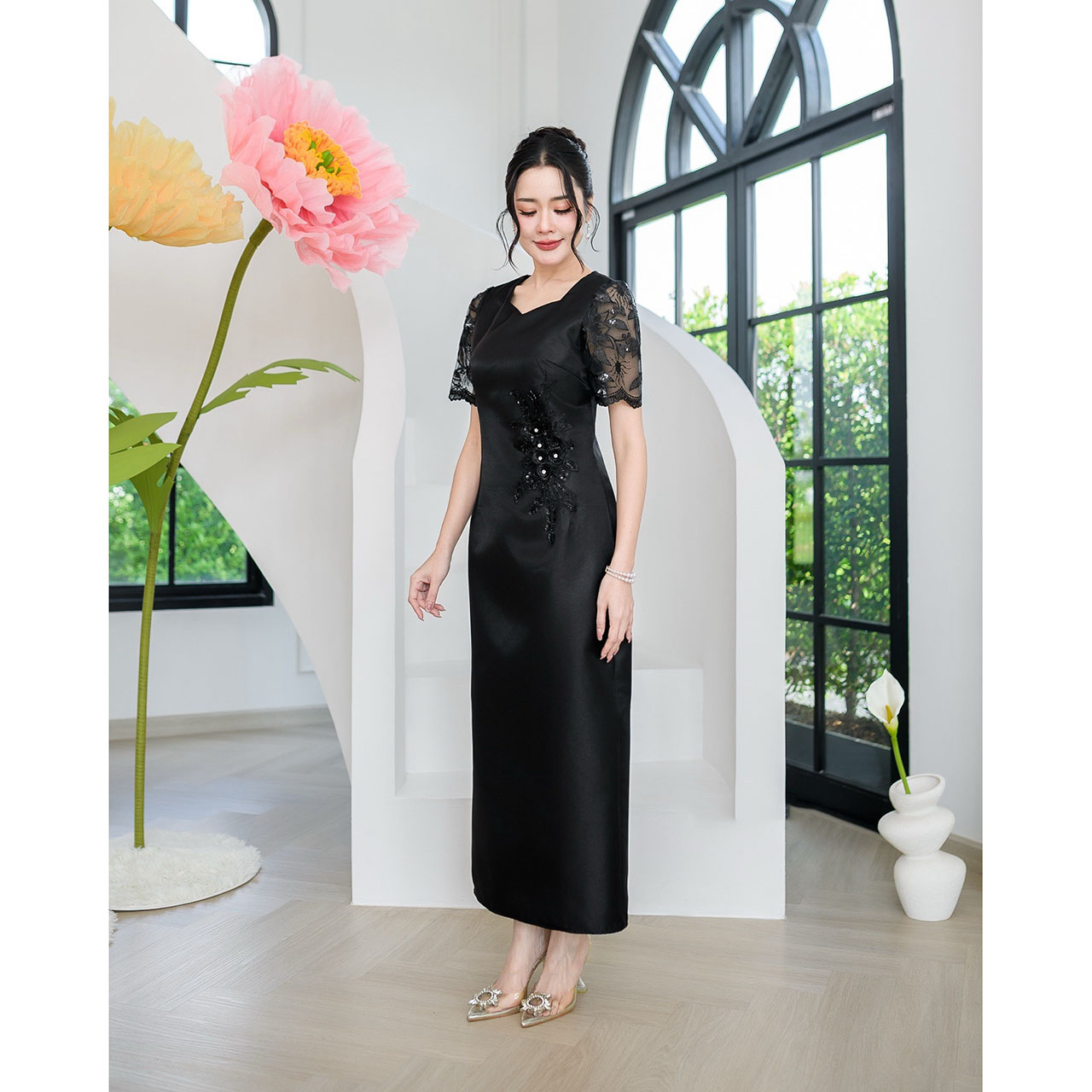 kudapy เดรสผ้าไหมอัดกาวทั้งชุด งานทรงตรงสวยเรียบหรู ด้านหลังกระโปรงผ่า แต่งลูกไม้แต่งเลื่อมช่วงแขนและตกแต่งดอกไม้ประดับช่วงเอว