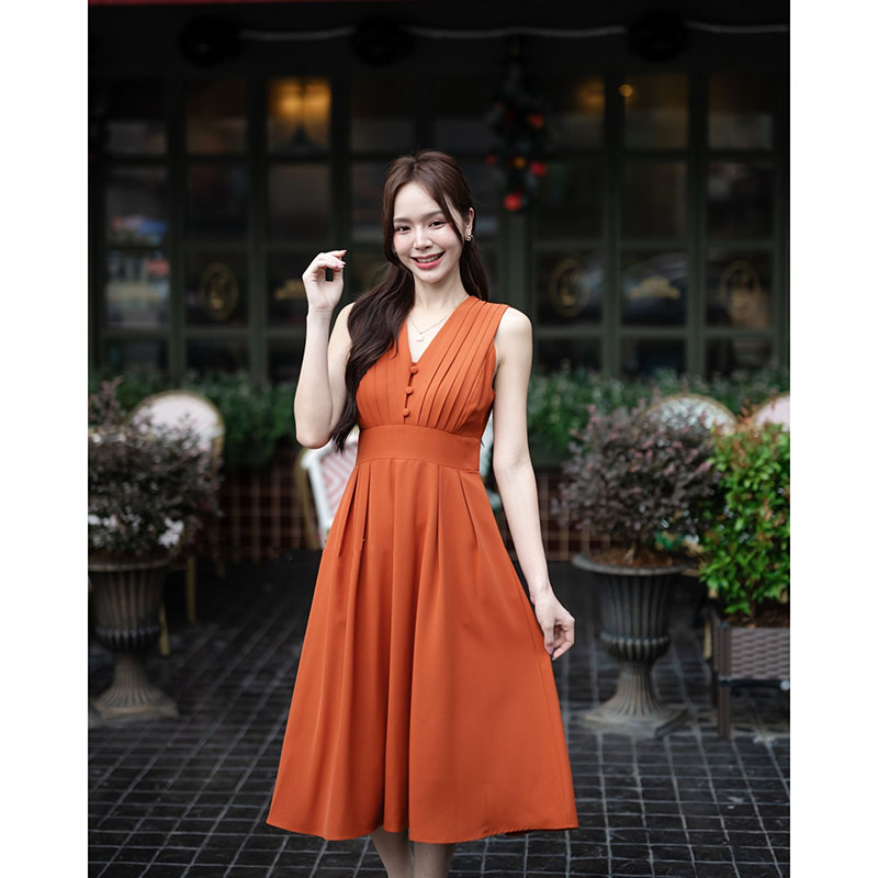 kudapy เดรสสั้นสีสีชมพูกลีบบัว/สีเขียว/สีส้มอิฐ/สีขาว/สีครีม มิดี้ ช่วงอกตีเกล็ด ติดกระดุมปั๊มเรียง 3 เม็ด คอวี ช่วงเอวทำขอบสูงเผื่อให้ดูมี shape ต่อด้วยกระโปรงทรงทวิสข้าง