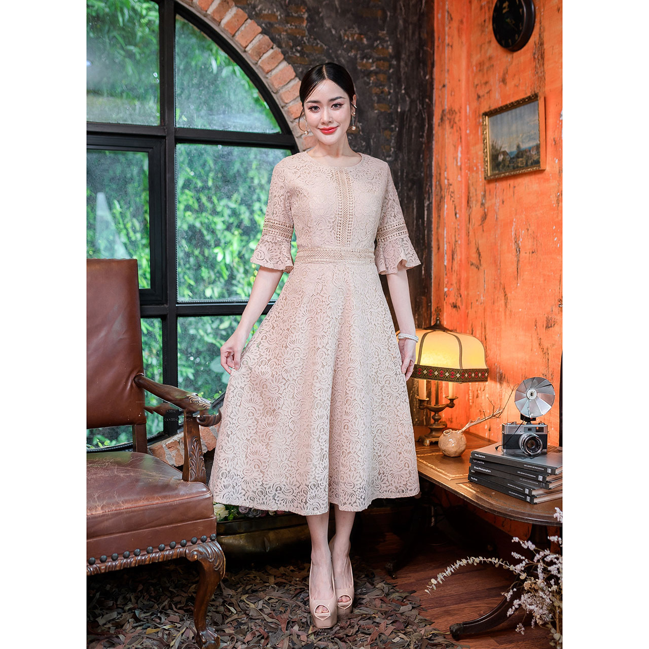 kudapy เดรสยาวสีขาว/สีครีมอมน้ำตาล แต่งคาดด้วยลูกไม้ช่วงเอว และแขนแต่งระบาย แต่งซิปหลัง