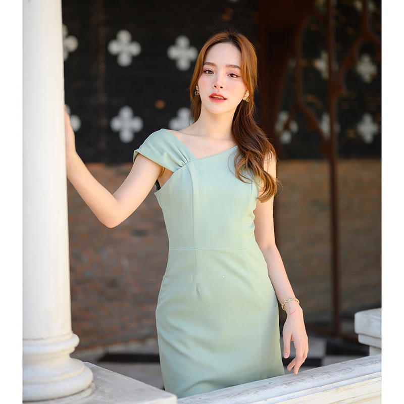 kudapy เดรสสั้นสีชมพู/สีครีม/สีเขียวมัทฉะ/สีแดง ดีไซน์ใหม่ของทางร้าน เก๋ๆ ชิคๆ ด้านนึงเป็นแขนกุดคอเฉียงลงมาที่อก แขนอีกข้างเป็นส่งกลีบบัวจับจีบนิดๆ