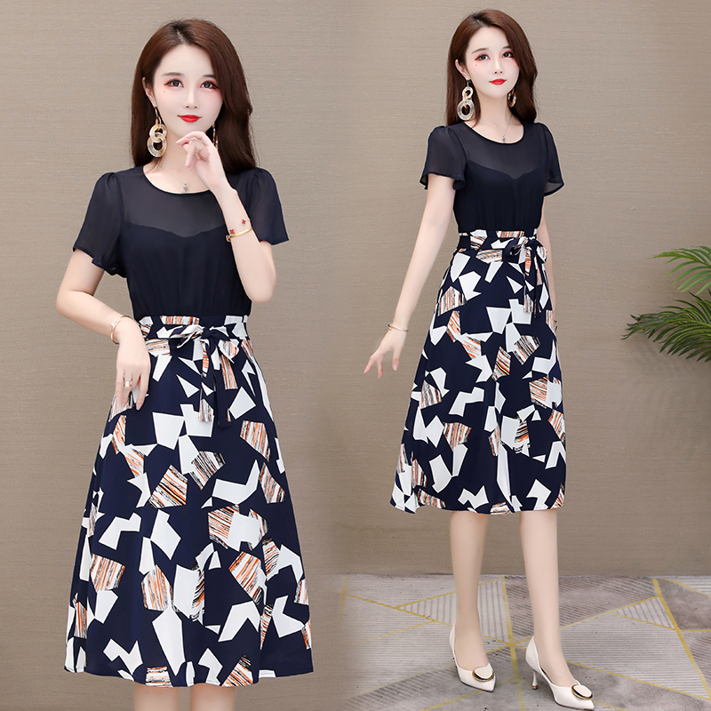 kudapy เดรสสีกรมท่า ชุดเดรสใส่ทำงาน ตัวเสื้อผ้าชีฟองสีกรมท่า เย็บต่อกับกระโปรงผ้าชีฟองพิมพ์ลายตามแบบ