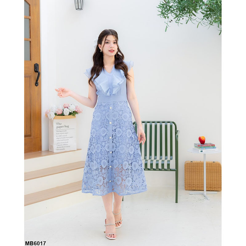 kudapy เดรสยาวสีขาว/สีชมพู/สีฟ้า คอลใหม่คือสวยปังไม่ไหว เป็นทรงกระโปรงพริ้ว แต่งผ้าลายลูกไม้ มีกิมมิคอัดพลีทระบายกลางอก งานซิปซ่อนด้านหลัง