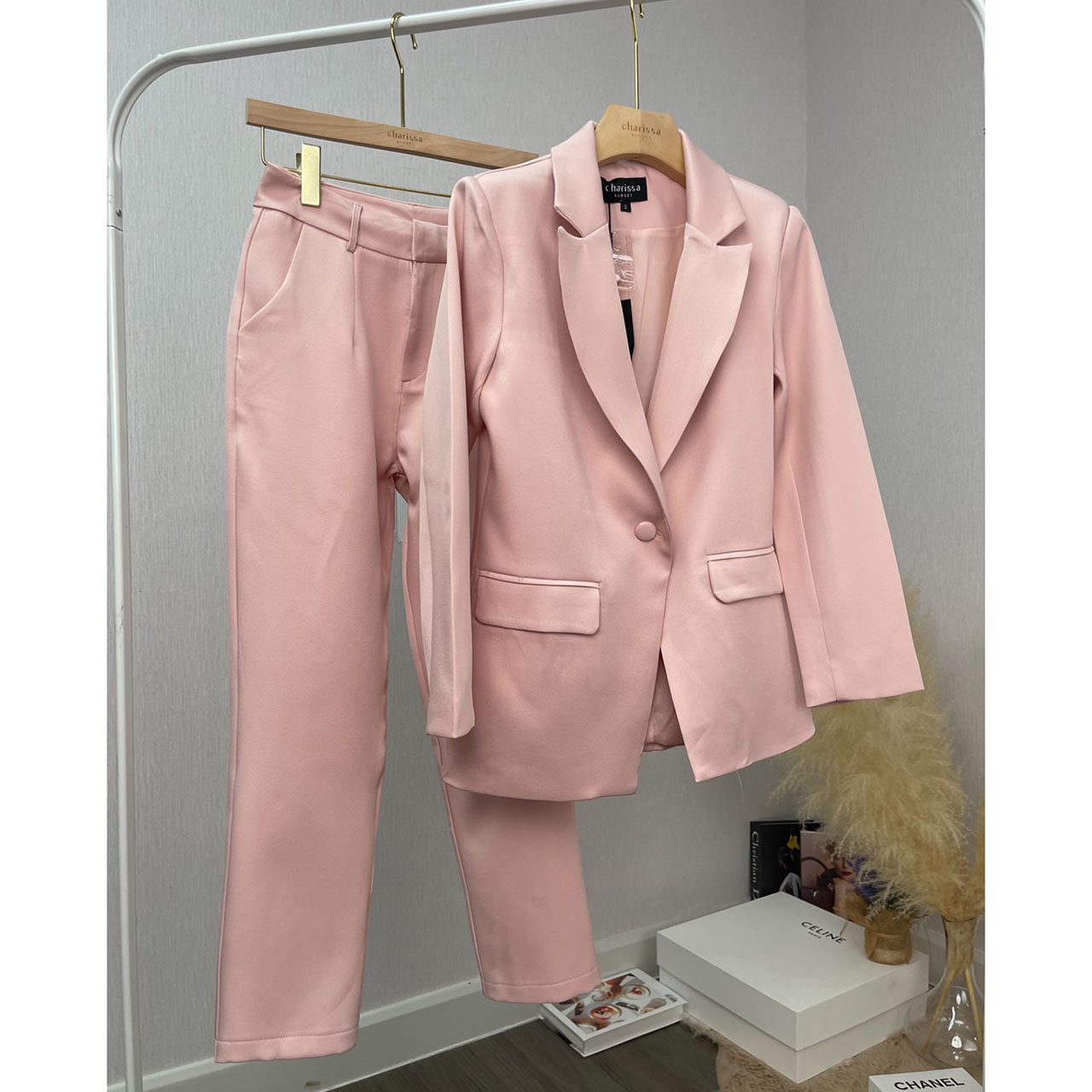 kudapy ชุดเซ็ท Blazer+กางเกง ผ้าดี เสื้อสูทมีซับในอย่างดี แต่งกระดุมผ้าเดียวกับสีชุด คู่กับกางเกงขายาวใส่สบาย