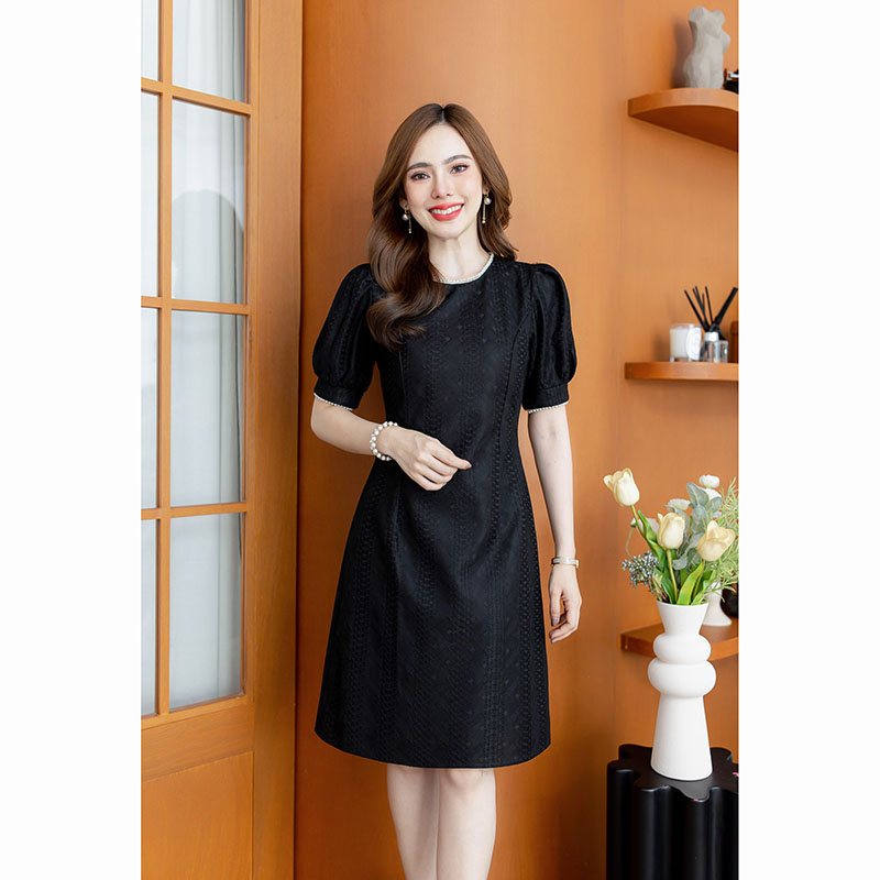 kudapy เดรสลูกไม้สวยหรู ลูกไม้พรีเมียมผ่านขั้นตอนอัดกาว ทำให้ผ้าสวยมีมิติ มีดีเทลแต่งมุกรอบคอและแขนเพิ่มความหรูและหวาน