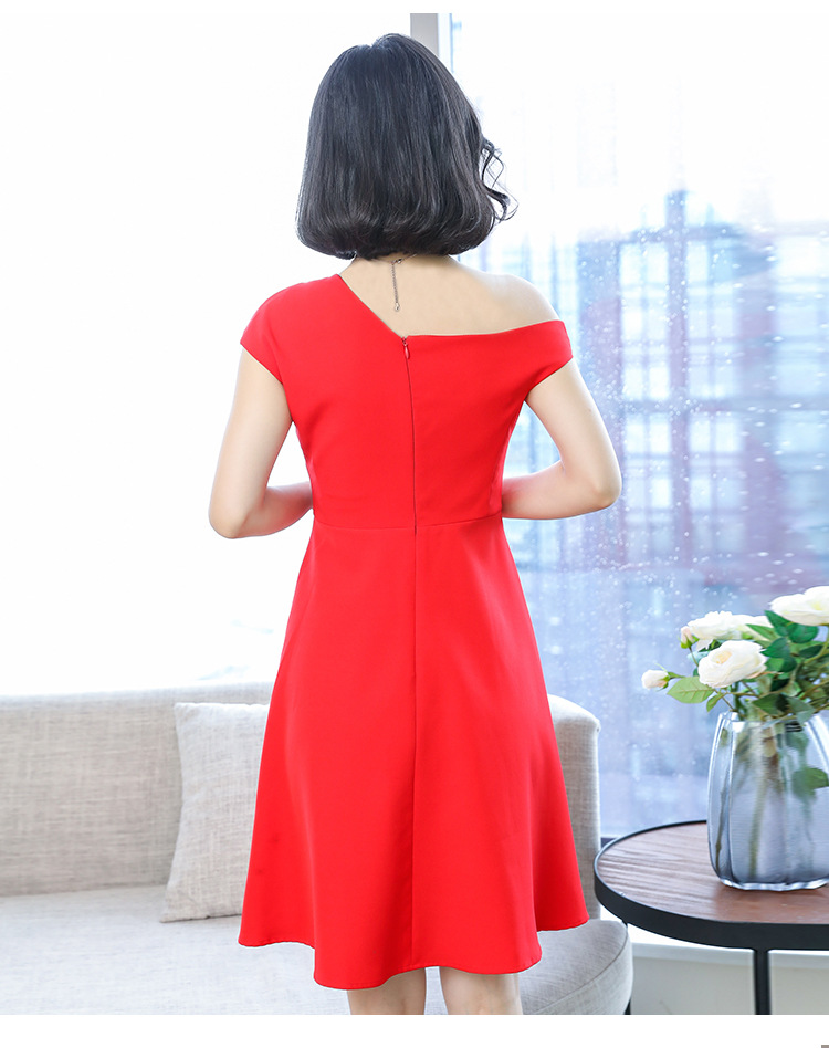 ชุดเดรสออกงานสีแดง ดีไซน์เก๋ที่กระโปรงด้านหน้า