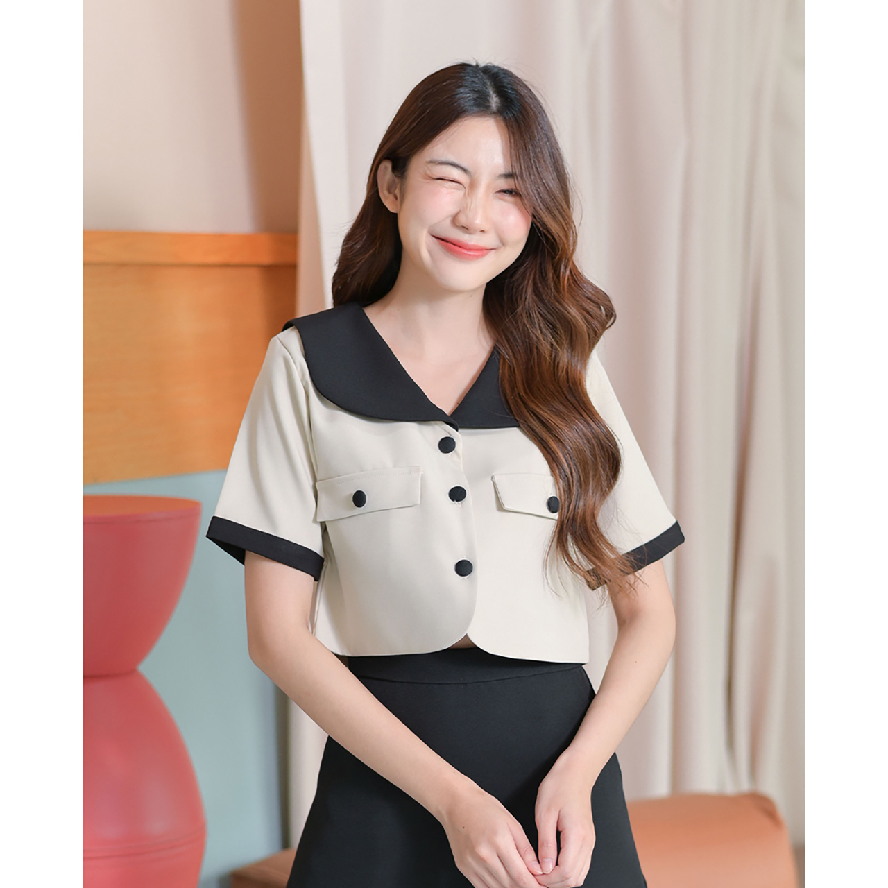 kudapy เสื้อครอปทูโทนดีไซน์น่ารัก แต่งปกกะลาสีเล่นสีทูโทน กระดุมหน้าเป็นกระดุมปั๊มเพิ่มความปัง เนื้อผ้าอยู่ทรง (เฉพาะเสื้อ)