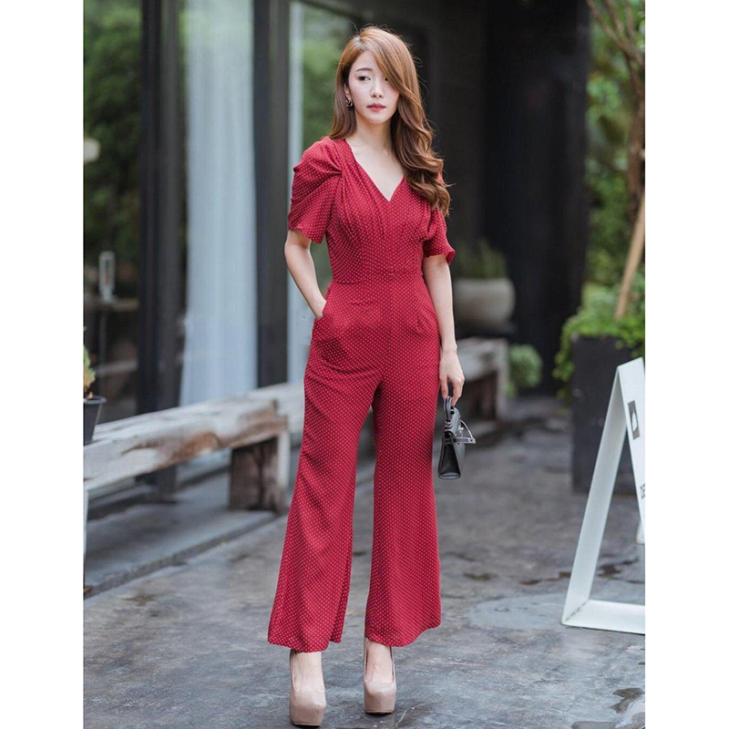 kudapy จั้มสูทขายาวสีแดงลายจุด คอวีจับจีบช่วงไหล่และคอ ซับในแบบสั้น