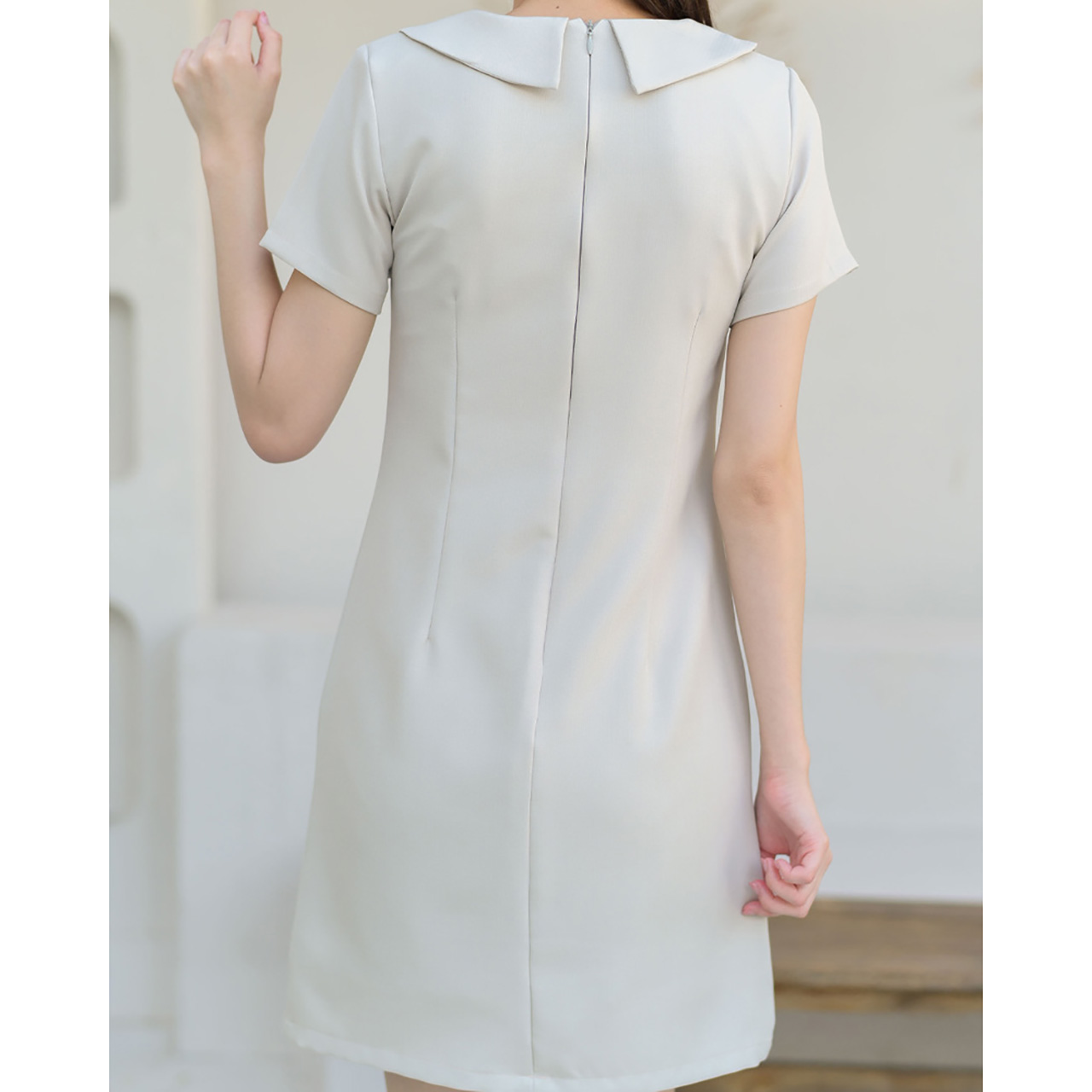 kudapy เดรสแขนสั้น คอปกดีไซน์เก๋ แต่งชายโบว์สองชั้นสีตัดตัวชุดเพิ่มกิมมิคความน่ารัก จับเกล็ดเข้าเอวทั้งหน้า-หลัง