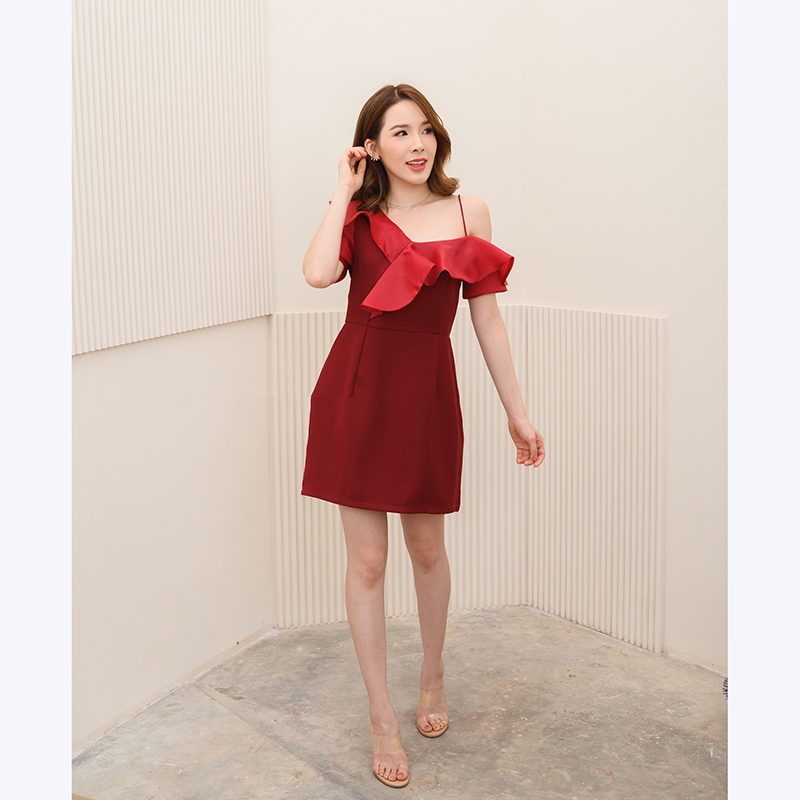 kudapy เดรสสั้นสีแดงเลือดหมู,เทา เป็นแบบสายเดี่ยวหนึ่งข้าง อีกข้างเว้าไหล่แขนสั้น ดูเปรี้ยวนิดๆ